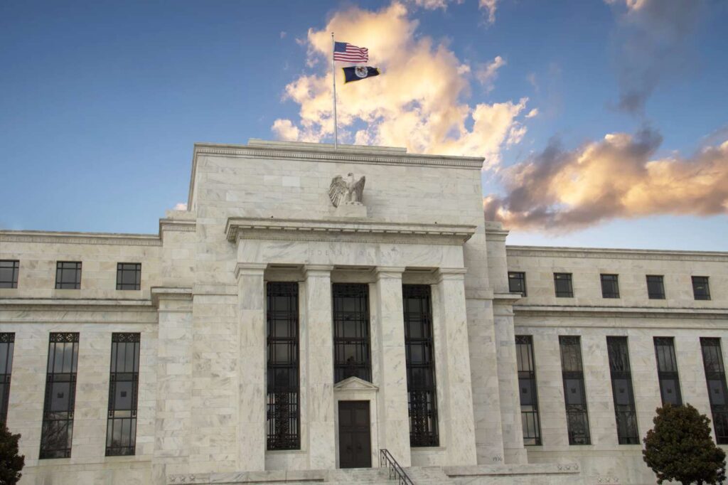 Les minutes du FOMC montrent une Fed divisée et jettent le doute sur une baisse des taux d’intérêt en décembre GettyImages 1868080937 cc62e77758b540f7b88ec10d225db053