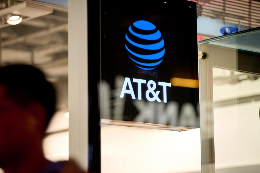 AT&T a présenté une stratégie consistant à s’engager dans des rachats et à verser des dividendes de plus de 40 milliards USD. GettyImages 2179471756 63fa6b6bfc6f41afb67b39f036eda715