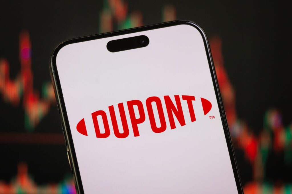 DuPont a dépassé les estimations du quatrième trimestre, donnant de solides prévisions sur les ventes d’électronique