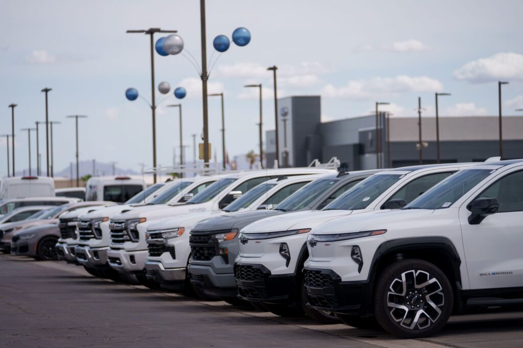 Les prix des voitures ne baisseront peut-être pas l’année prochaine, mais ils pourraient devenir un peu plus abordables. Voici pourquoi.