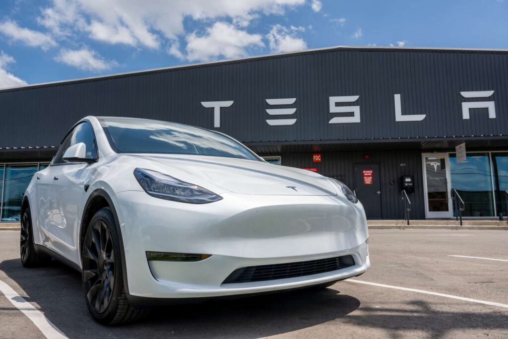 INV TeslaDealership GettyImages 1494887228 d84da0e690bd42fea0ebf3a667fc85bc