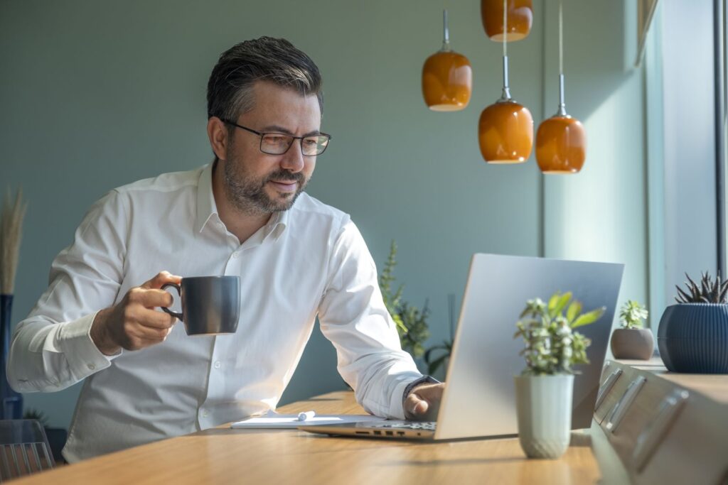 Midman uchar e204a68ff9f646e5ba1bbe1903ac9d07