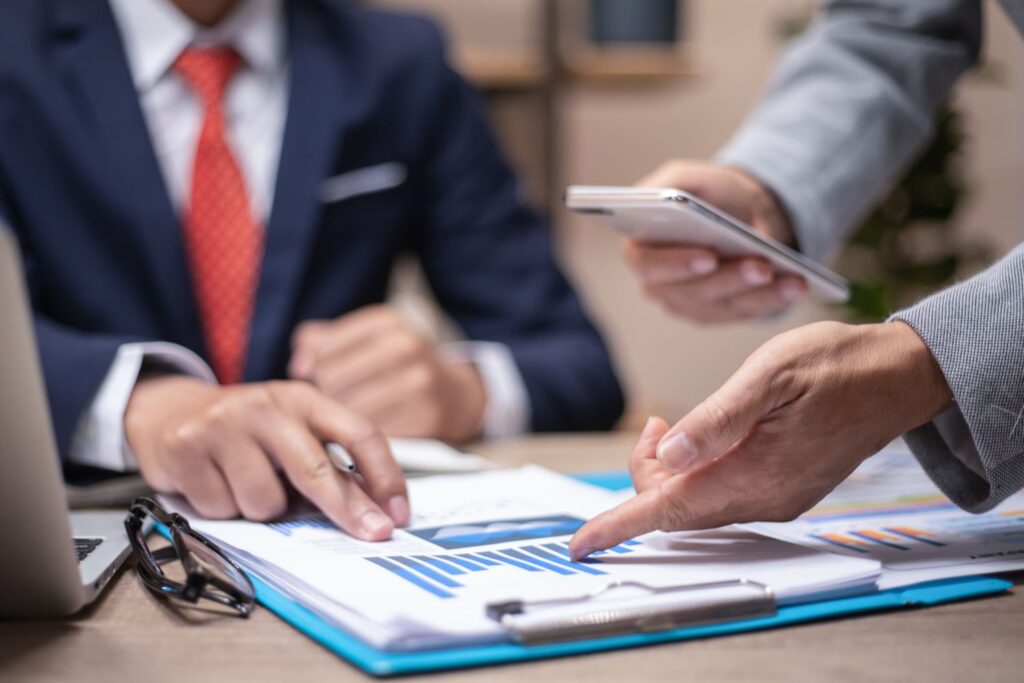 business team planning meeting businessmen analyze the market 1133023487 8b5ff385d2ac44018f62a12d041