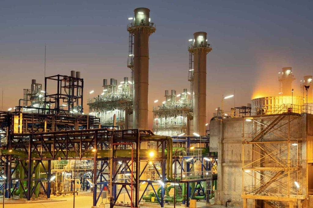 Quel est l’impact des réglementations gouvernementales sur l’industrie du forage pétrolier et gazier ? concept pollution and industrialization details of oil pipelines with valves in large oil refineri