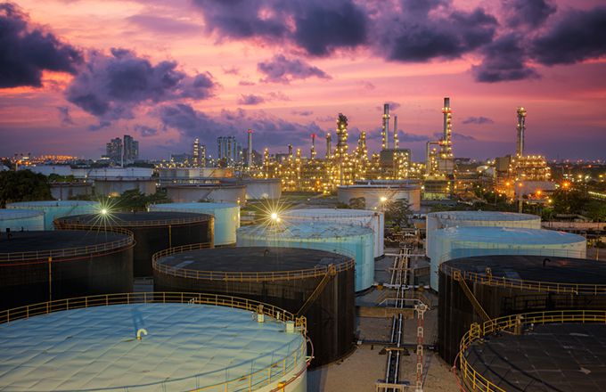 La baisse des stocks de pétrole brut fait augmenter les stocks de pétrole oil tank farm 472d408ac48f4bee81df01309b53b558