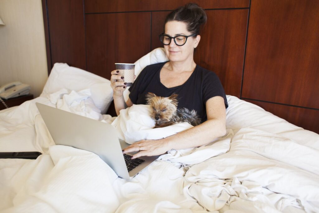 woman in bed on her laptop 637468995 59133fc95f9b5864702fe824